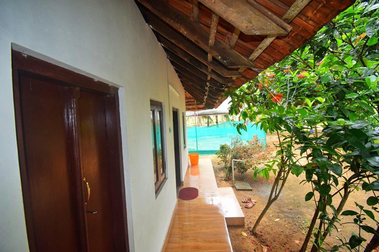 Munroe Inn Homestay Коллам Экстерьер фото