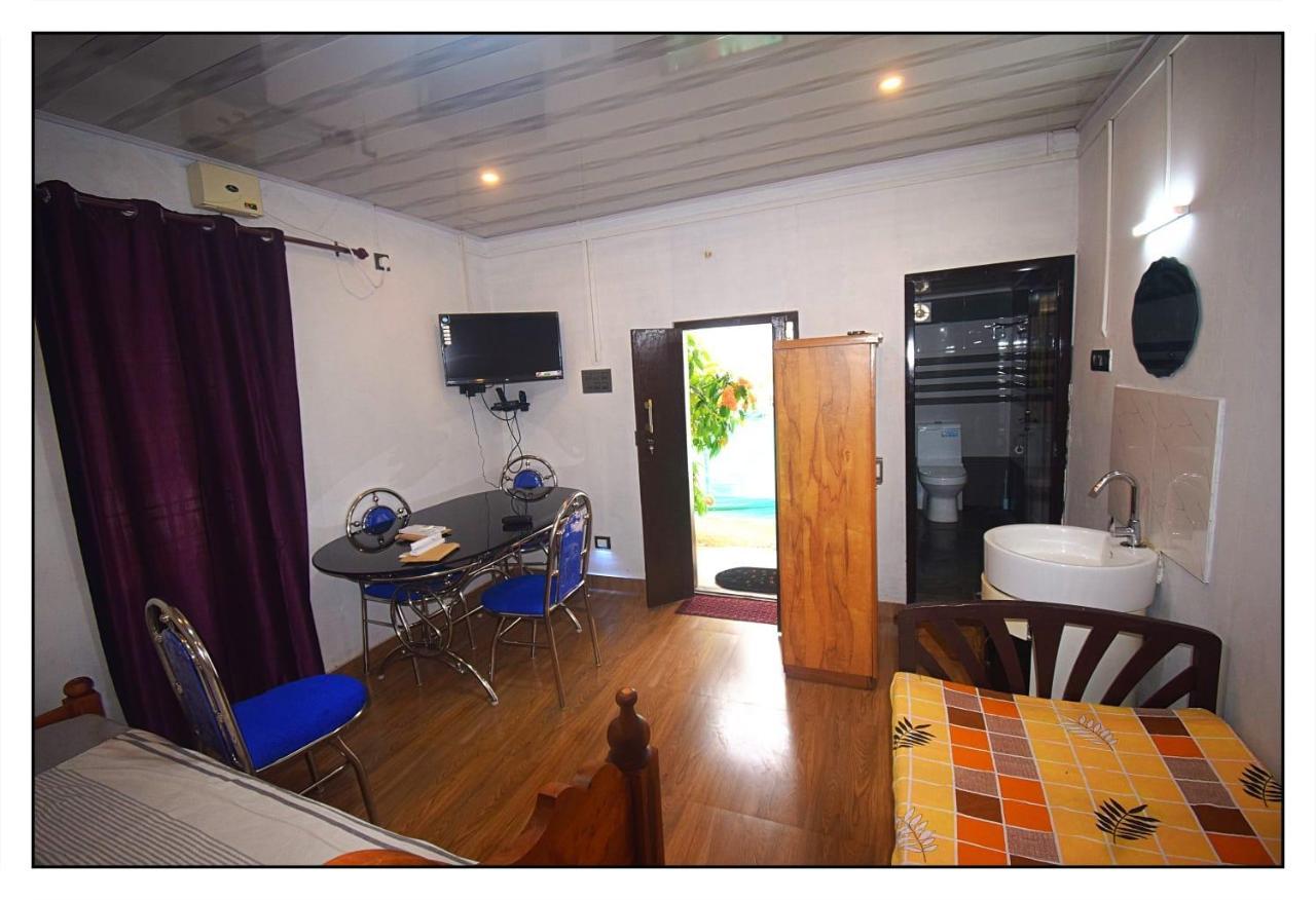 Munroe Inn Homestay Коллам Экстерьер фото