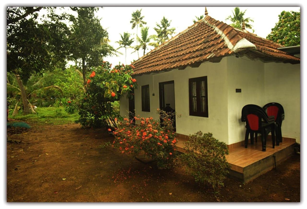 Munroe Inn Homestay Коллам Экстерьер фото