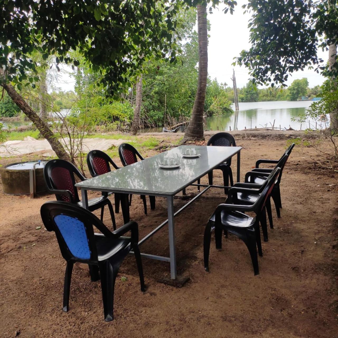 Munroe Inn Homestay Коллам Экстерьер фото